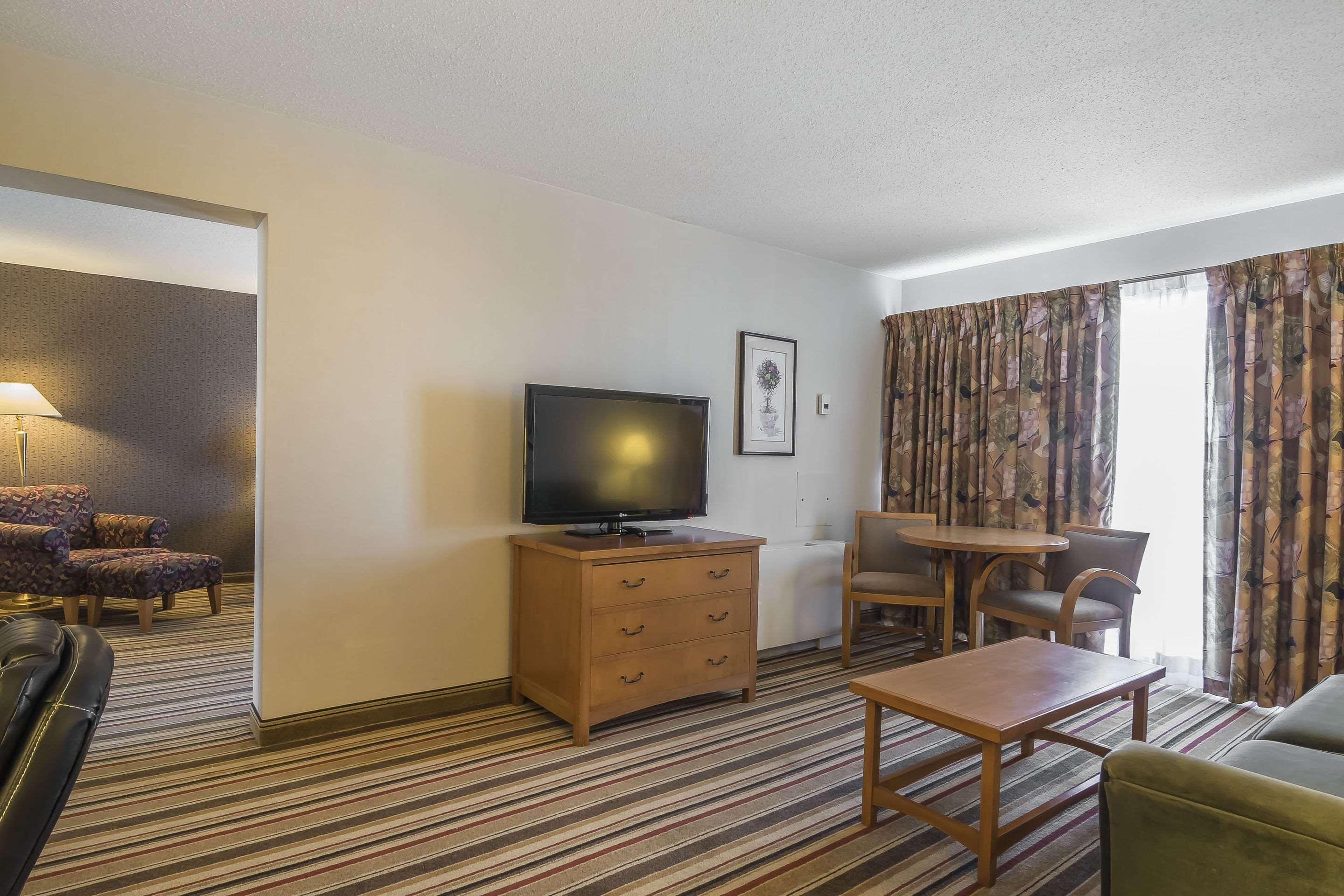 Готель Doubletree By Hilton Calgary North Екстер'єр фото