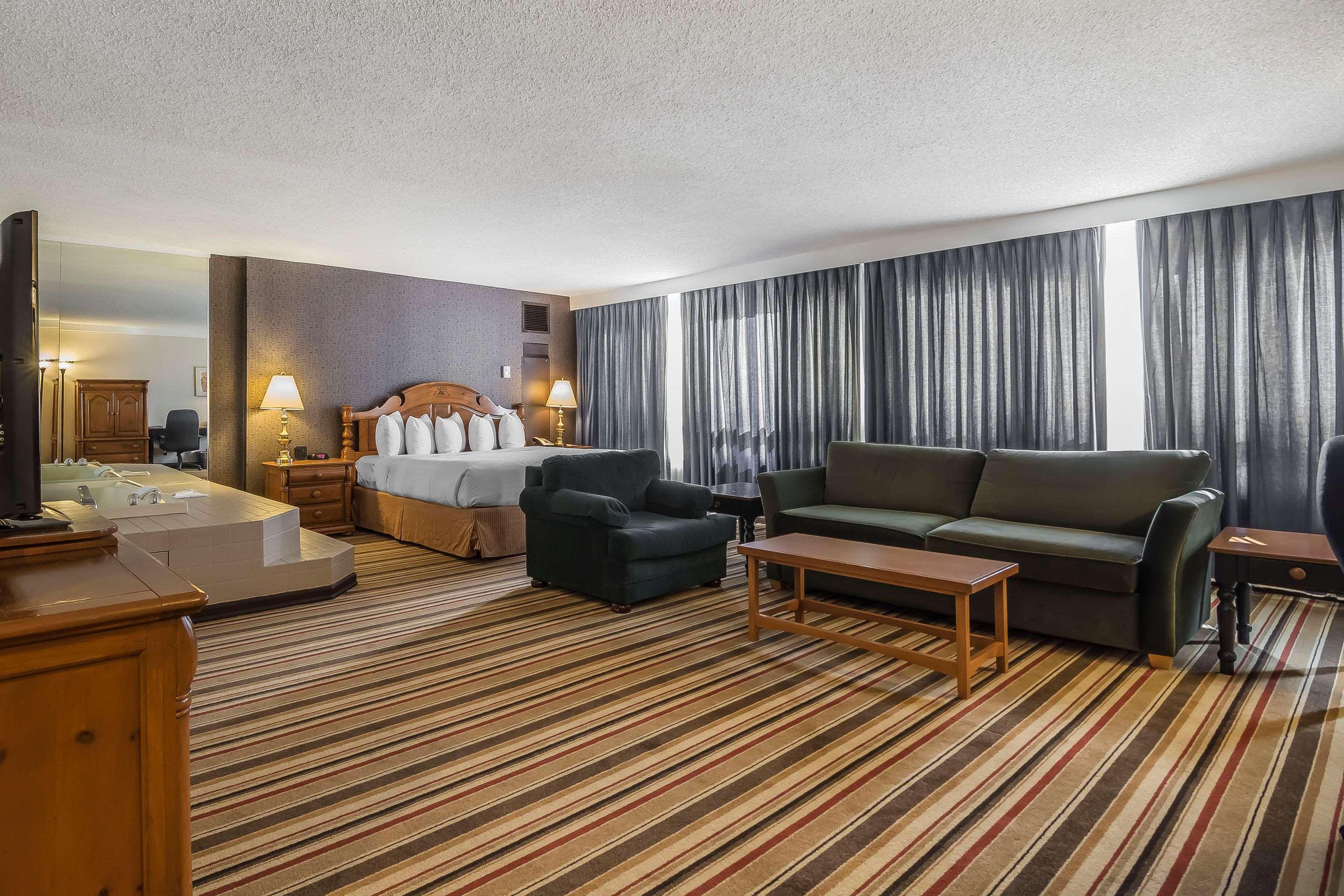 Готель Doubletree By Hilton Calgary North Екстер'єр фото
