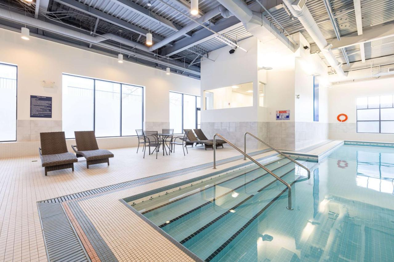 Готель Doubletree By Hilton Calgary North Екстер'єр фото