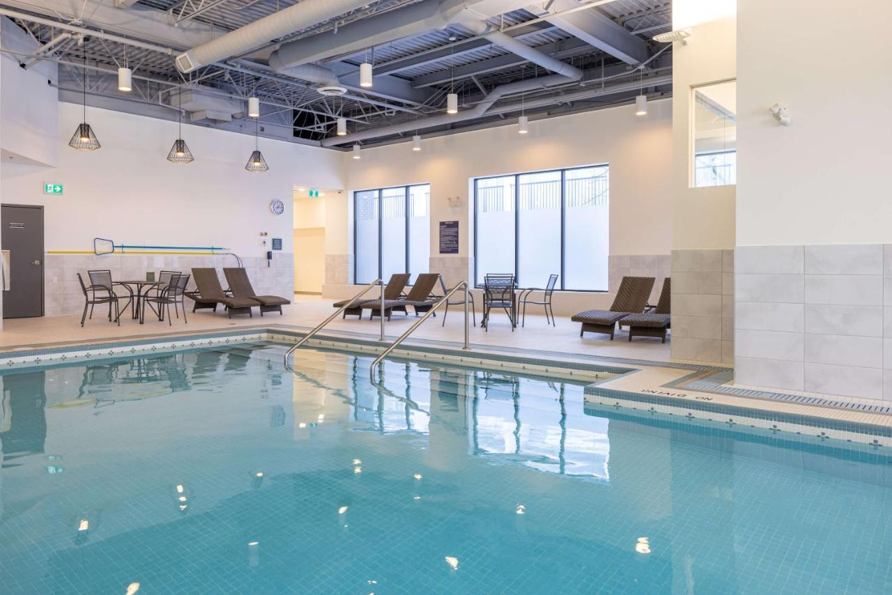 Готель Doubletree By Hilton Calgary North Екстер'єр фото