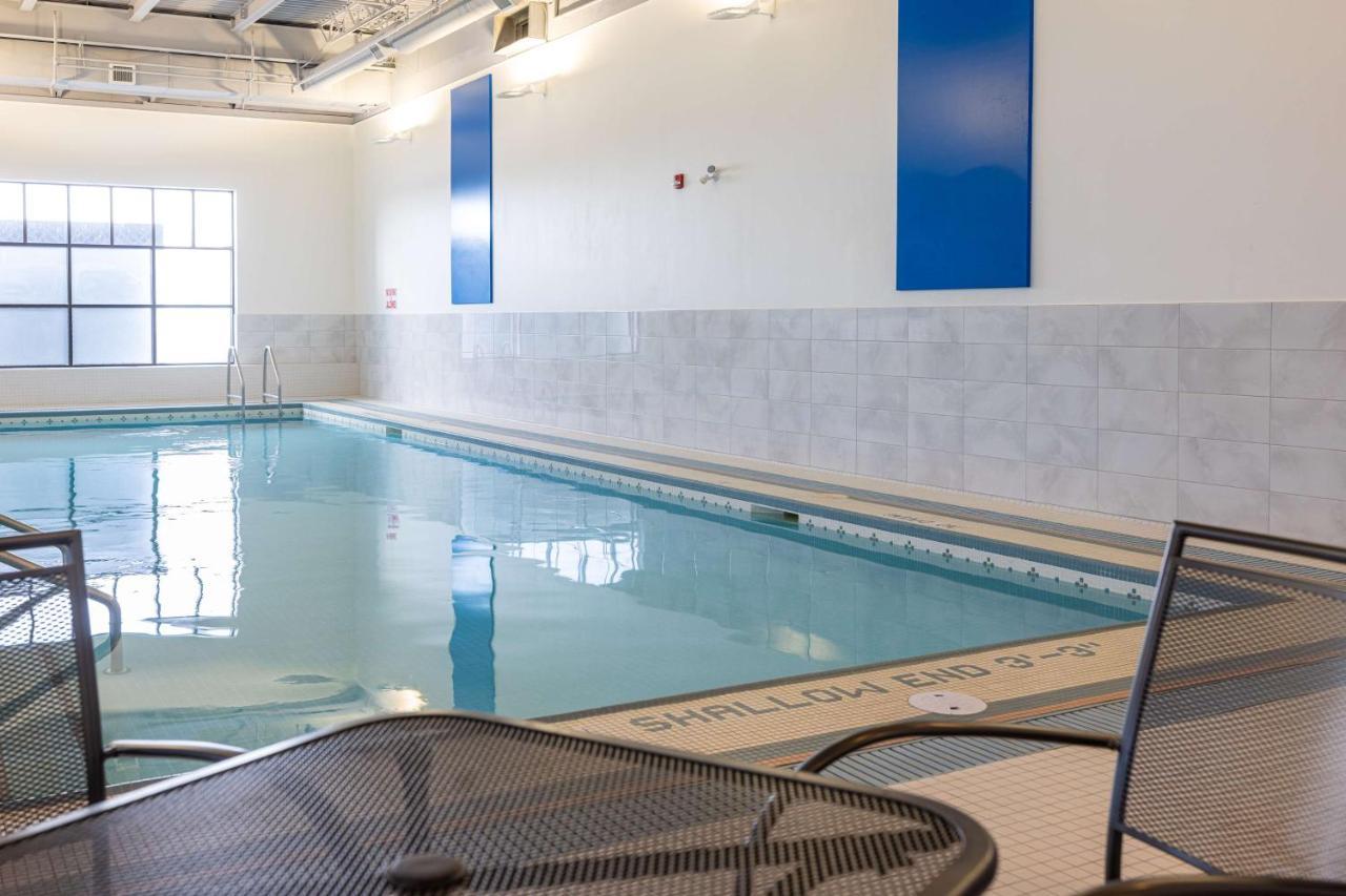 Готель Doubletree By Hilton Calgary North Екстер'єр фото