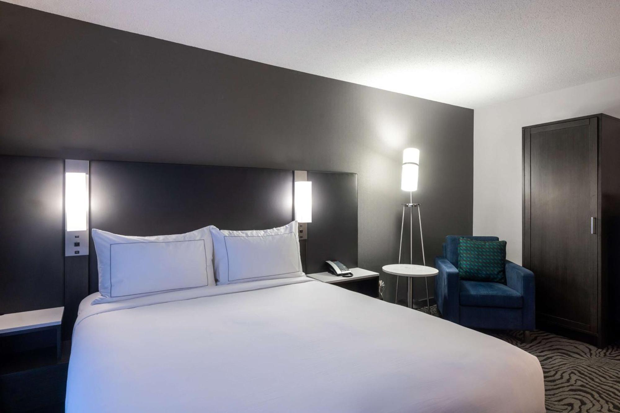 Готель Doubletree By Hilton Calgary North Екстер'єр фото