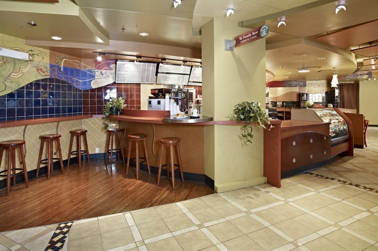 Готель Doubletree By Hilton Calgary North Екстер'єр фото