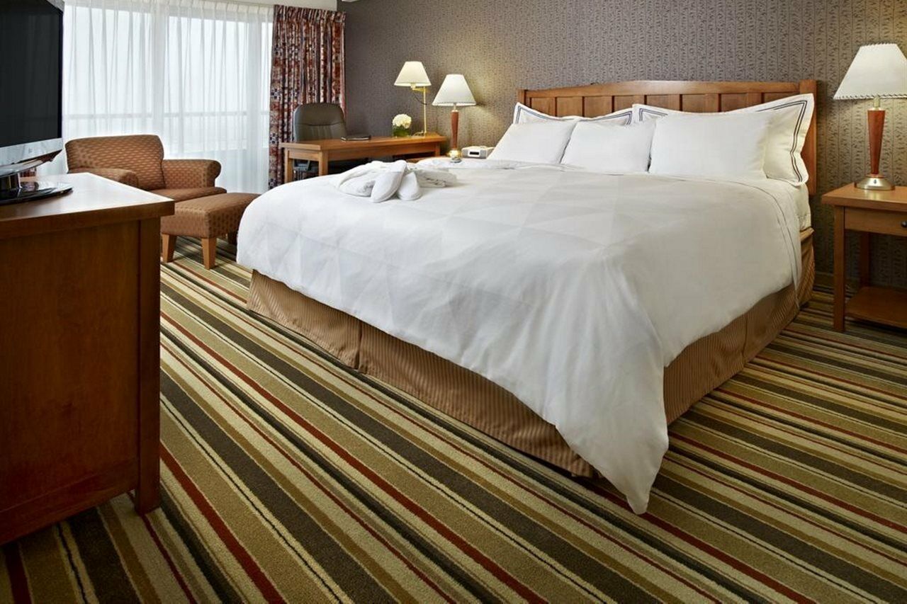 Готель Doubletree By Hilton Calgary North Екстер'єр фото